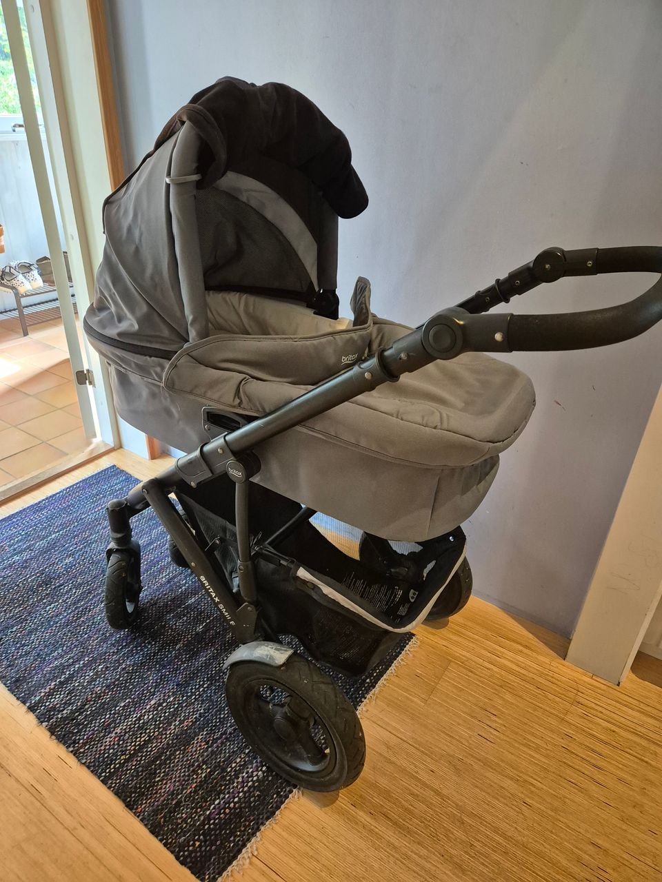 Britax smile 2 yhdistelmärattaat ja turvakaukalo