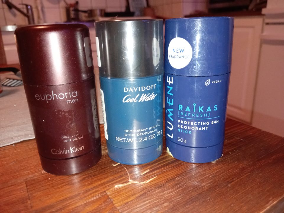 3 miesten deodorant stickiä: Calvin klein, davidoff ja lumene