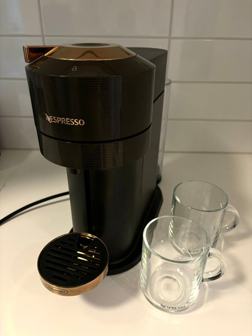 Nespresso Vertuo Next Premium Brown -kapselikeitin + 2 Nespresso lasimukia