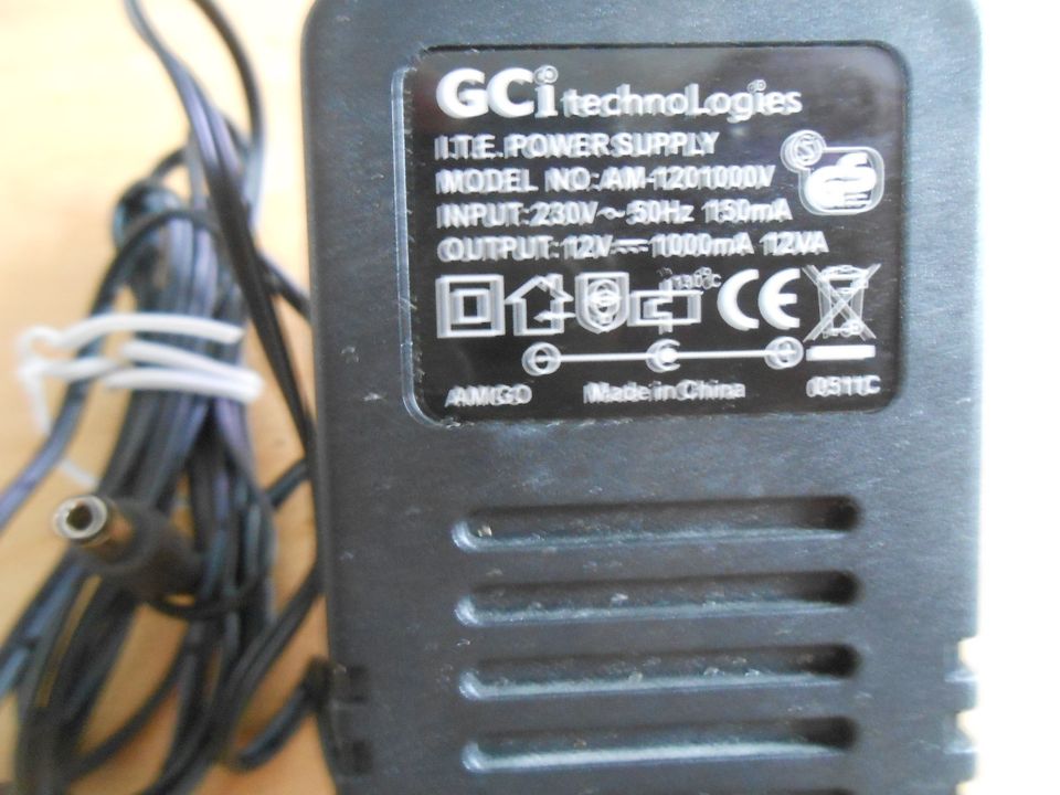 GCI Model:. AM-1201000V, Output 12V. 1000mA.   Laturi, Plugi 5mm x  2mm