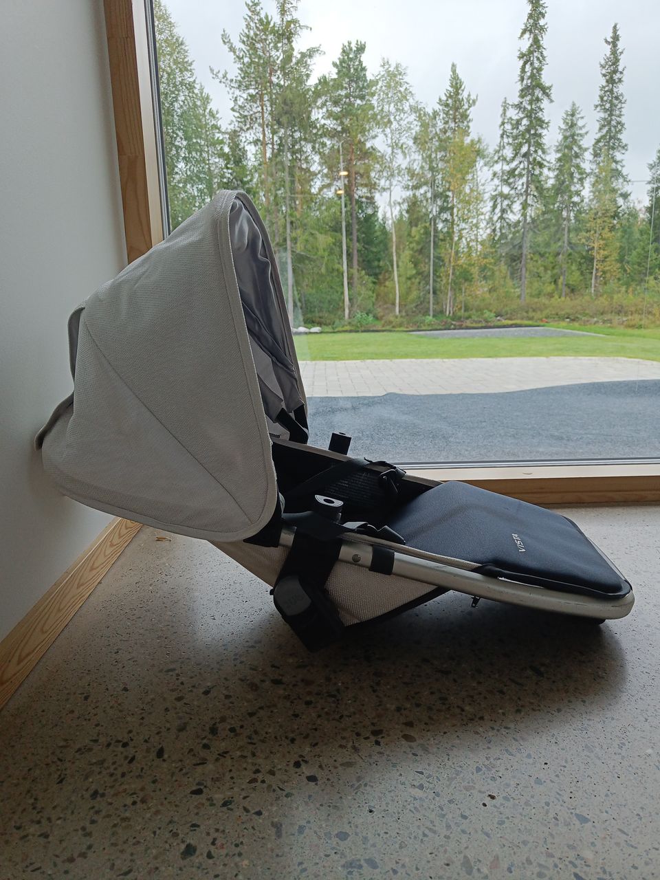 Sisarusistuin valkoinen UPPAbaby vista