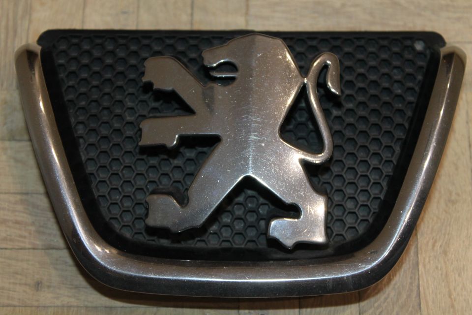 Peugeot 206 1998 - 2009 maski etusäleikkö 17,5cm logo leijona merkki laatta