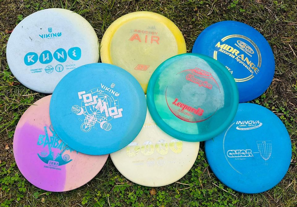 Frisbee -kiekkoja; 3x driver, 4x putti, midrange.