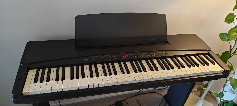 Yamaha YFP-70 digitaalipiano