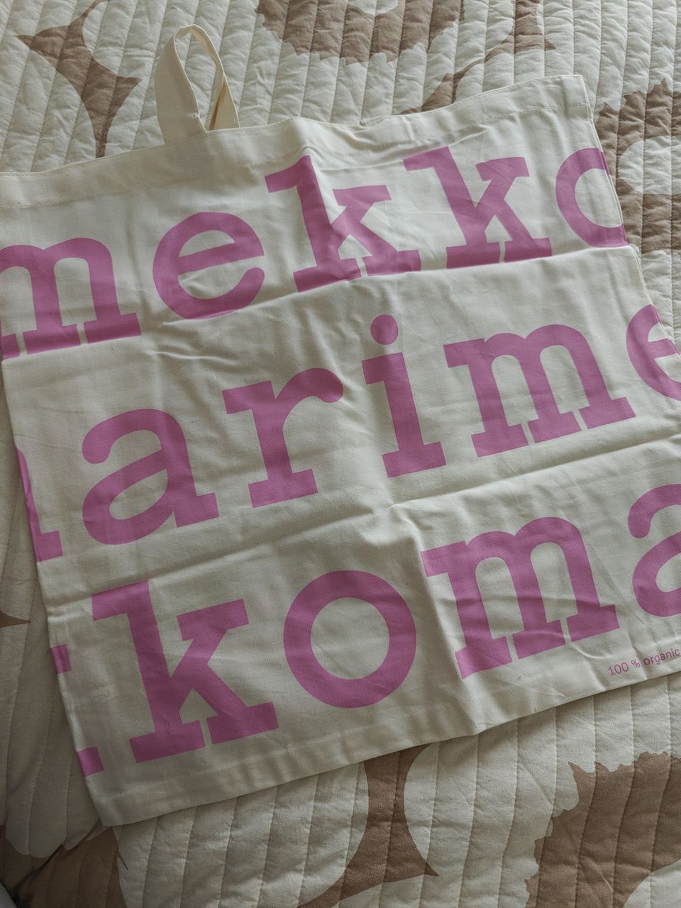 Marimekko kangaskassi. Pinkki teksti.