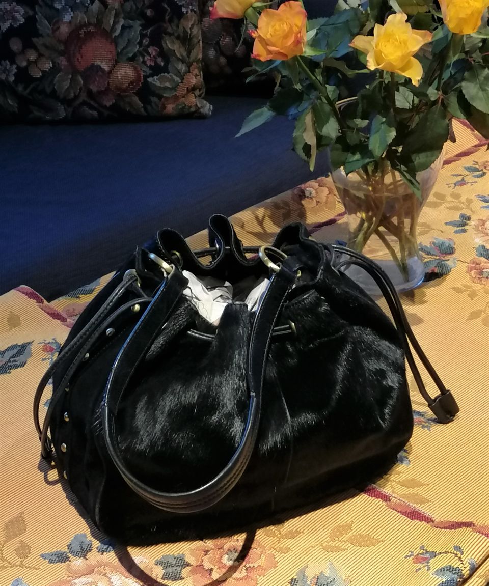 Vintage Karvalaukku, Bucket Bag, Musta