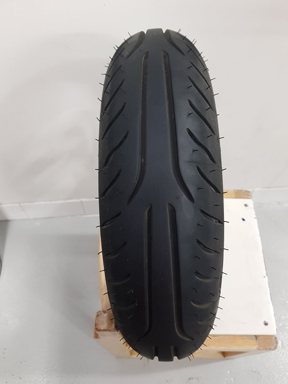 Vespa ym. Skootterin rengas 130/60-13"