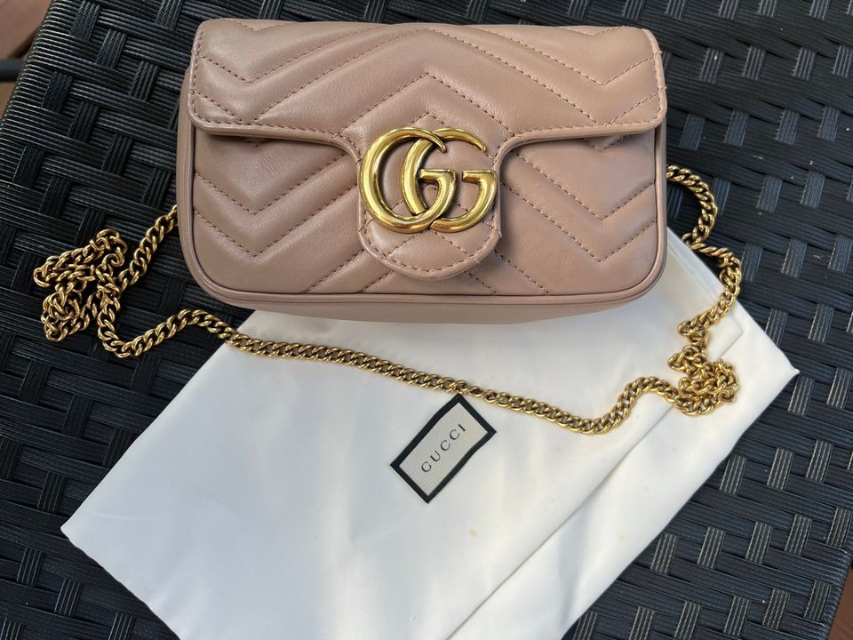 Gucci Marmont matelassé super mini bag