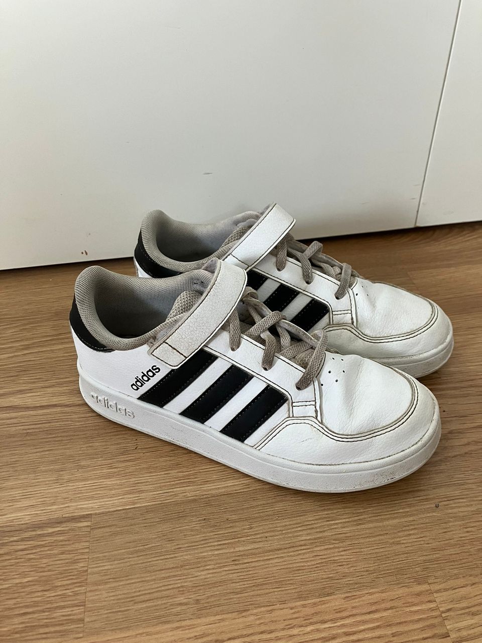 Adidas valkoiset tarralenkkarit