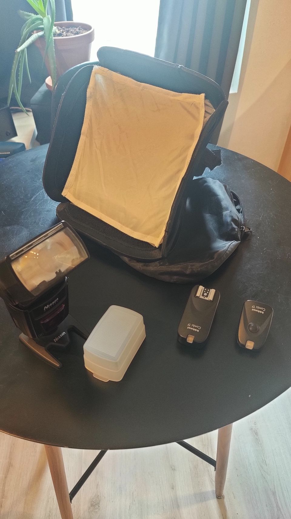 Nissin Di622 Salama, kaukolaukaisin ja softbox. Canonille