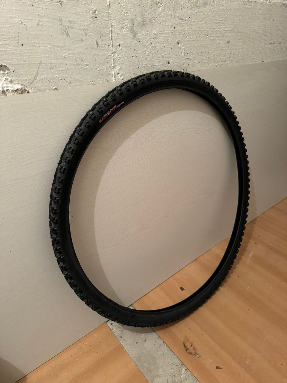 Polkupyörän nastarengas Suomi Tyres 37/40-622