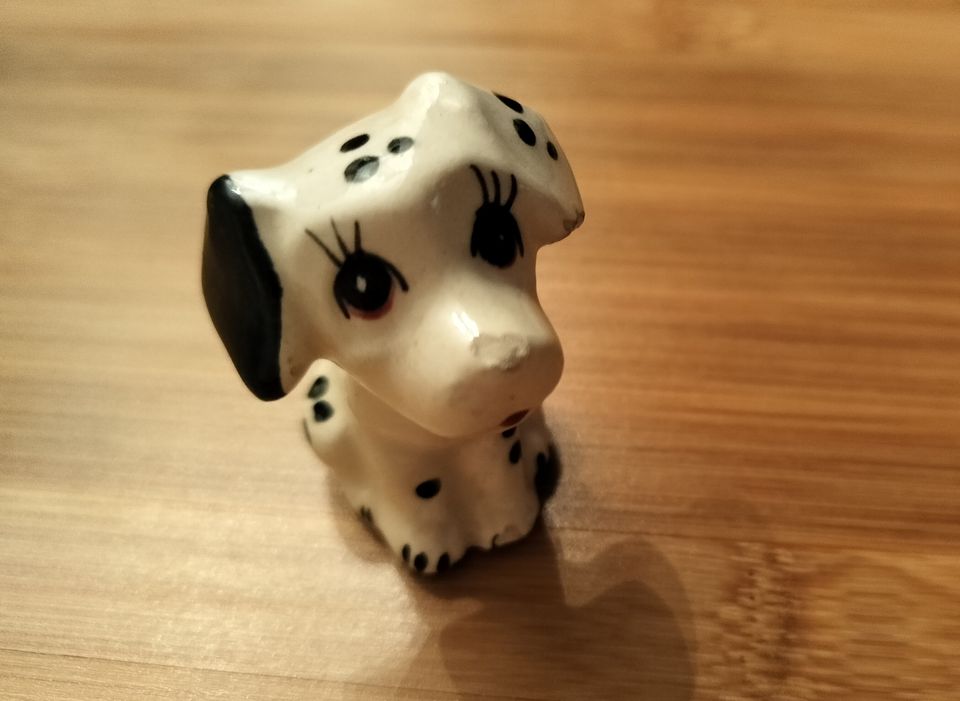 Vanha dalmatialainen posliinikoira figuuri