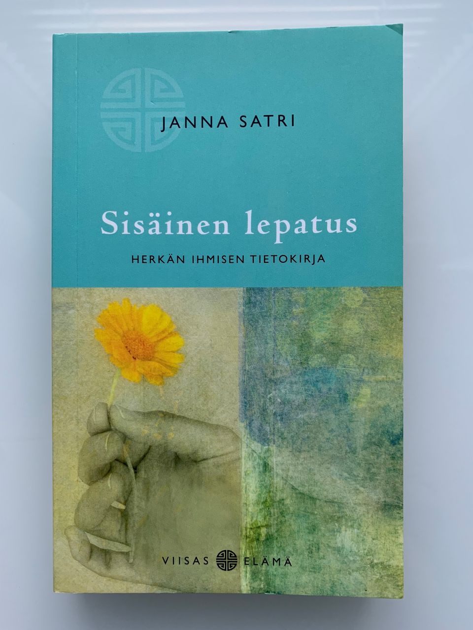 Janna Satri : Sisäinen lepatus - herkän ihmisen tietokirja