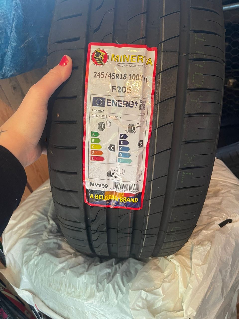 Uudet minerva kesäkumet 245/45 R18