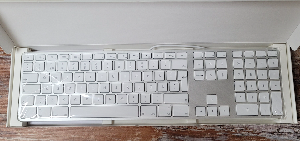 Apple Keyboard A1243 numeronäppäimistöllä - FIN/SWE näppäimistö