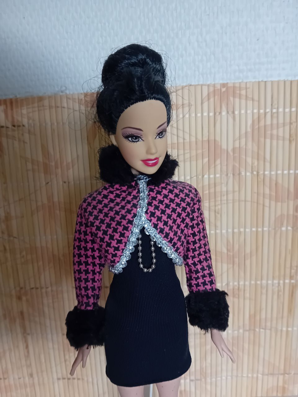 Tumma Barbie neitokainen kivassa asussa , Mattel