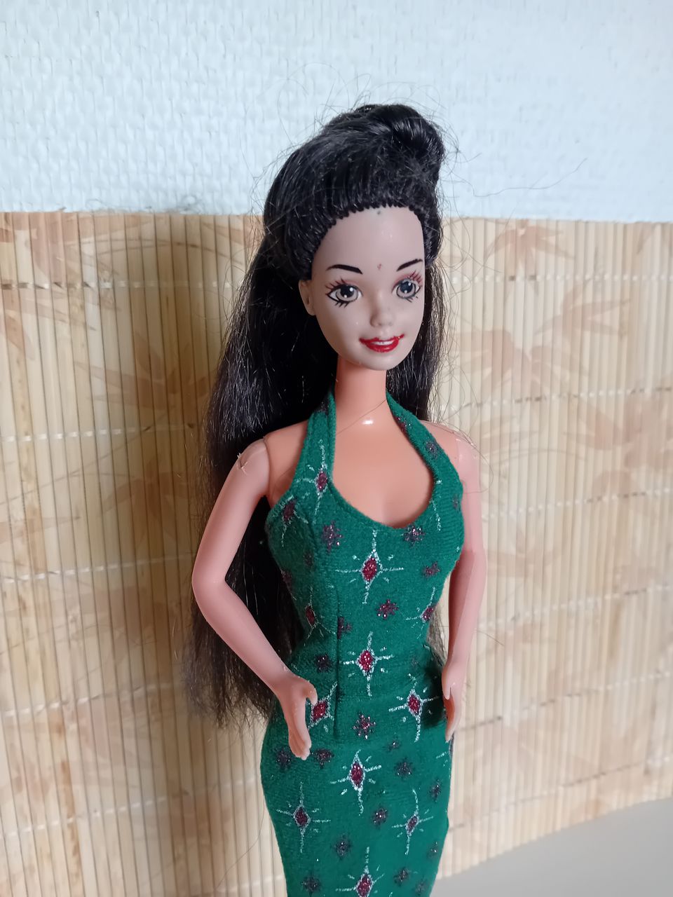 Nätti Barbie nukke iltapuvussa, valmistaja Mattel