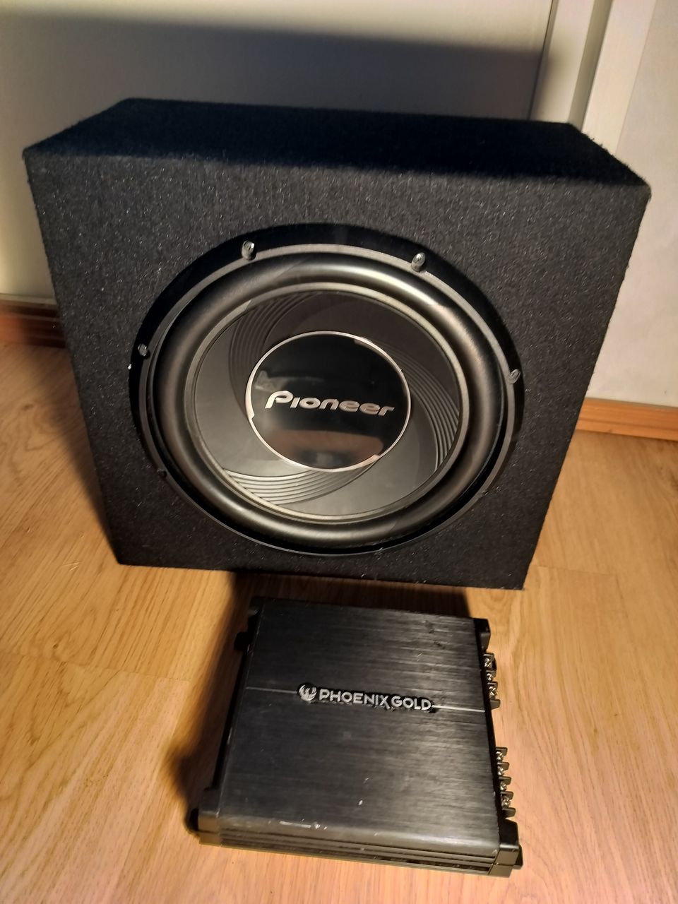 Pioneer 12' subwoofer & Phoenix gold vahvistin