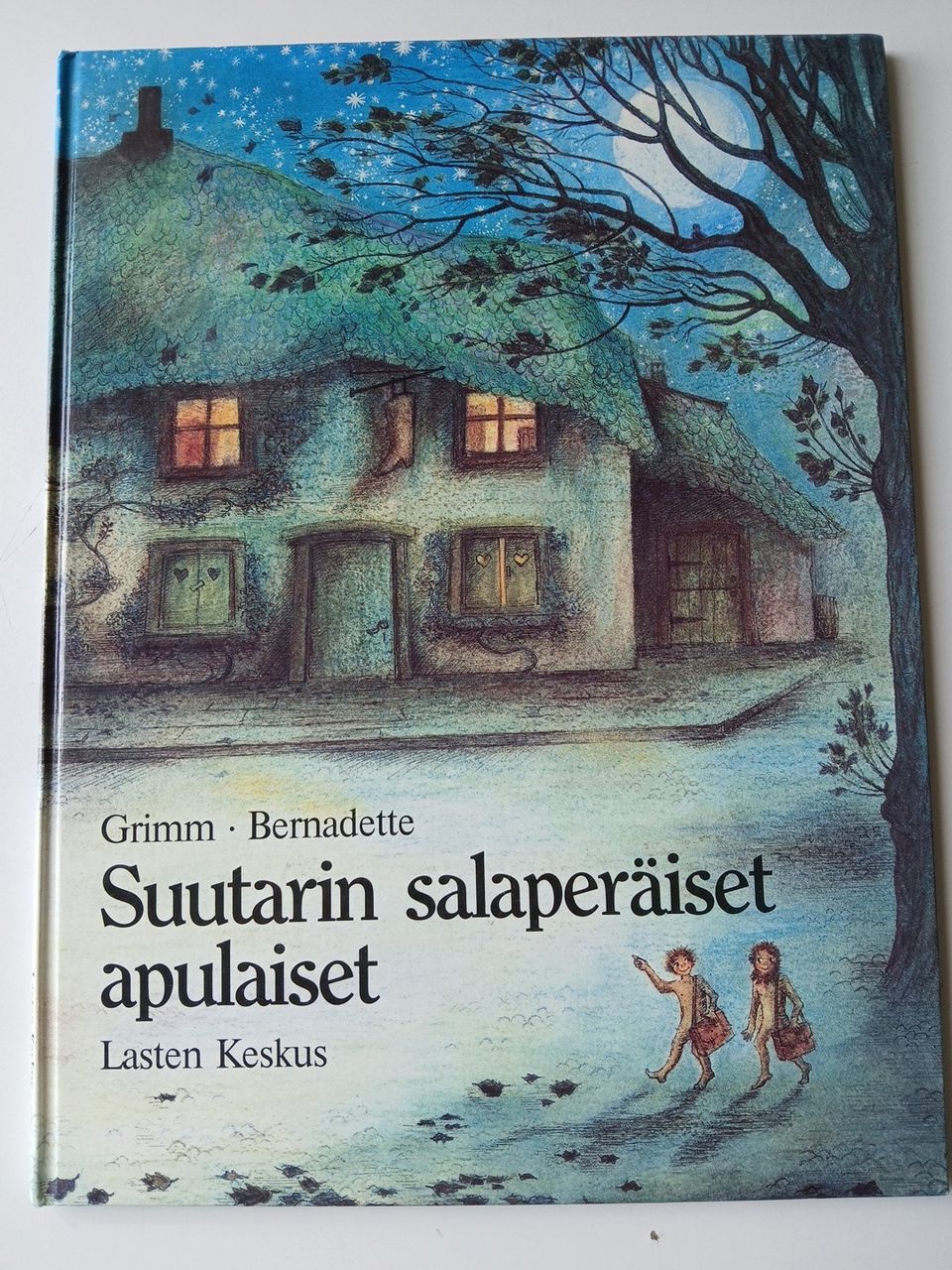 Grimmin satu: Suutarin salaperäiset apulaiset, kuvittanut Bernadette.