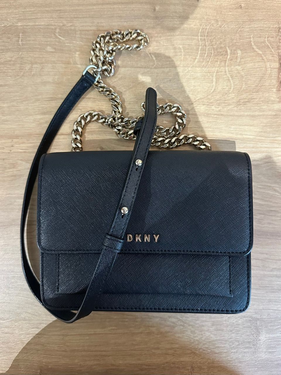 DKNY crossbody laukku