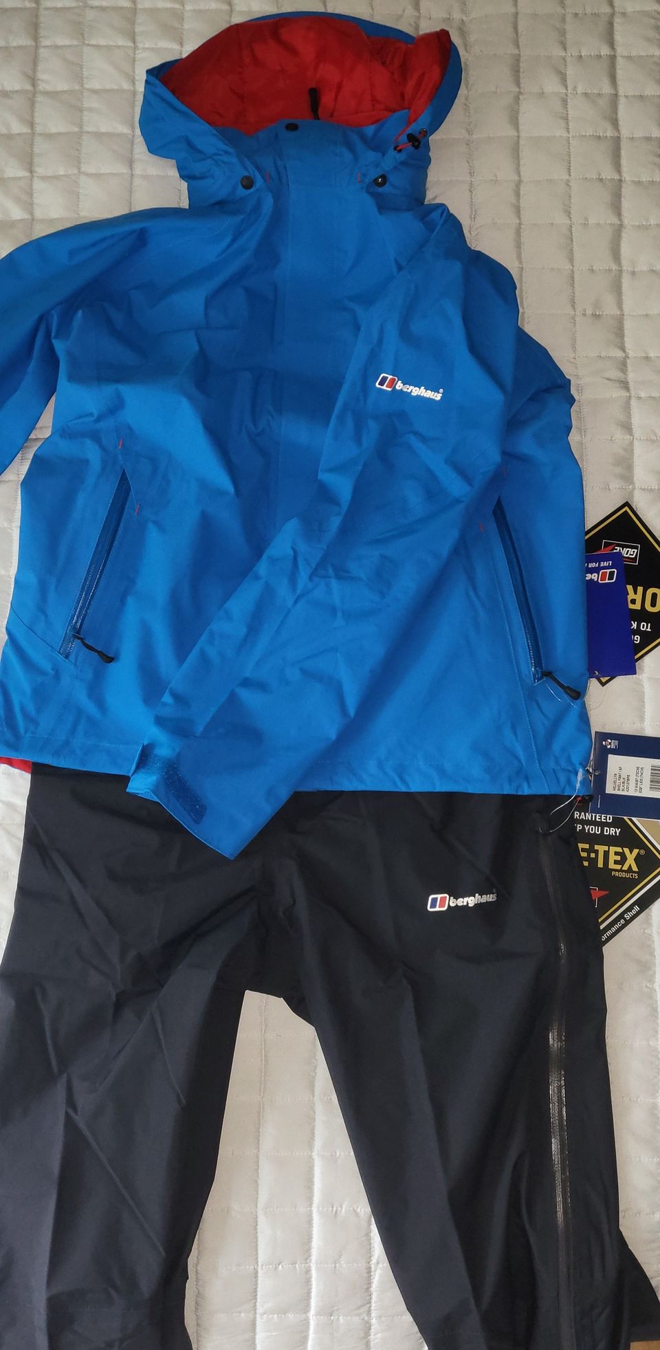 Uudet Berghaus Goretex takki ja housut