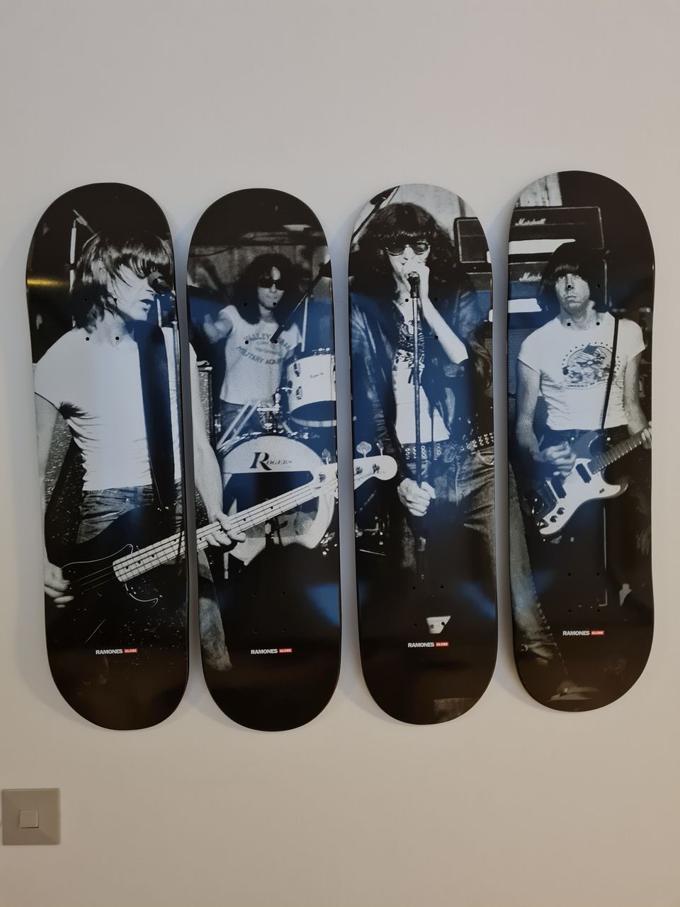 Ramones x globe skate dekit