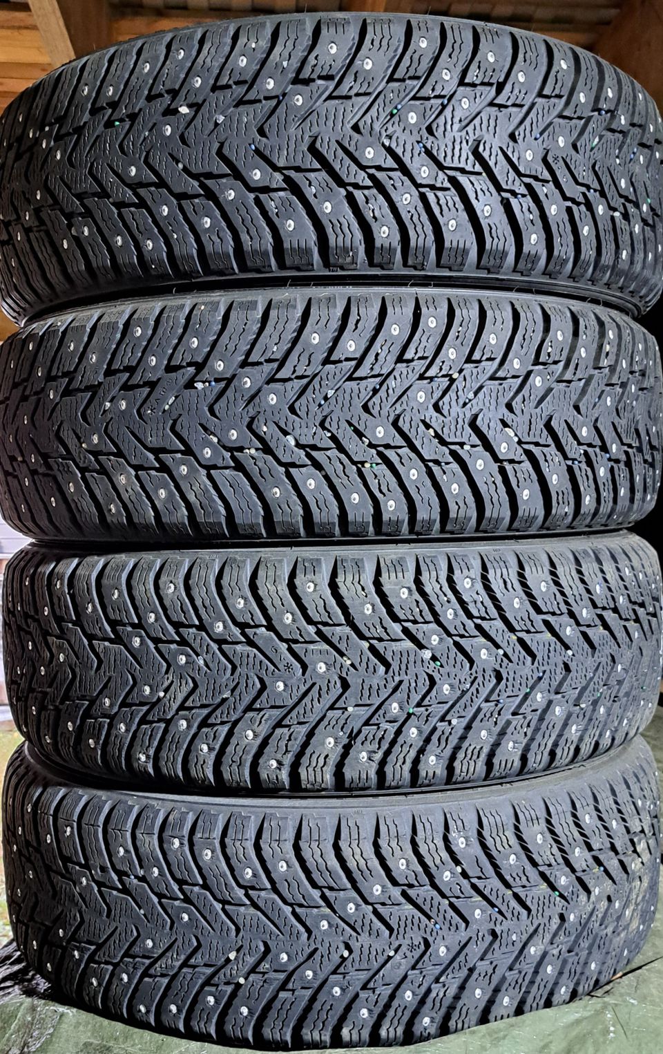 Nokian HP8 nastarenkaat 185 65 R15