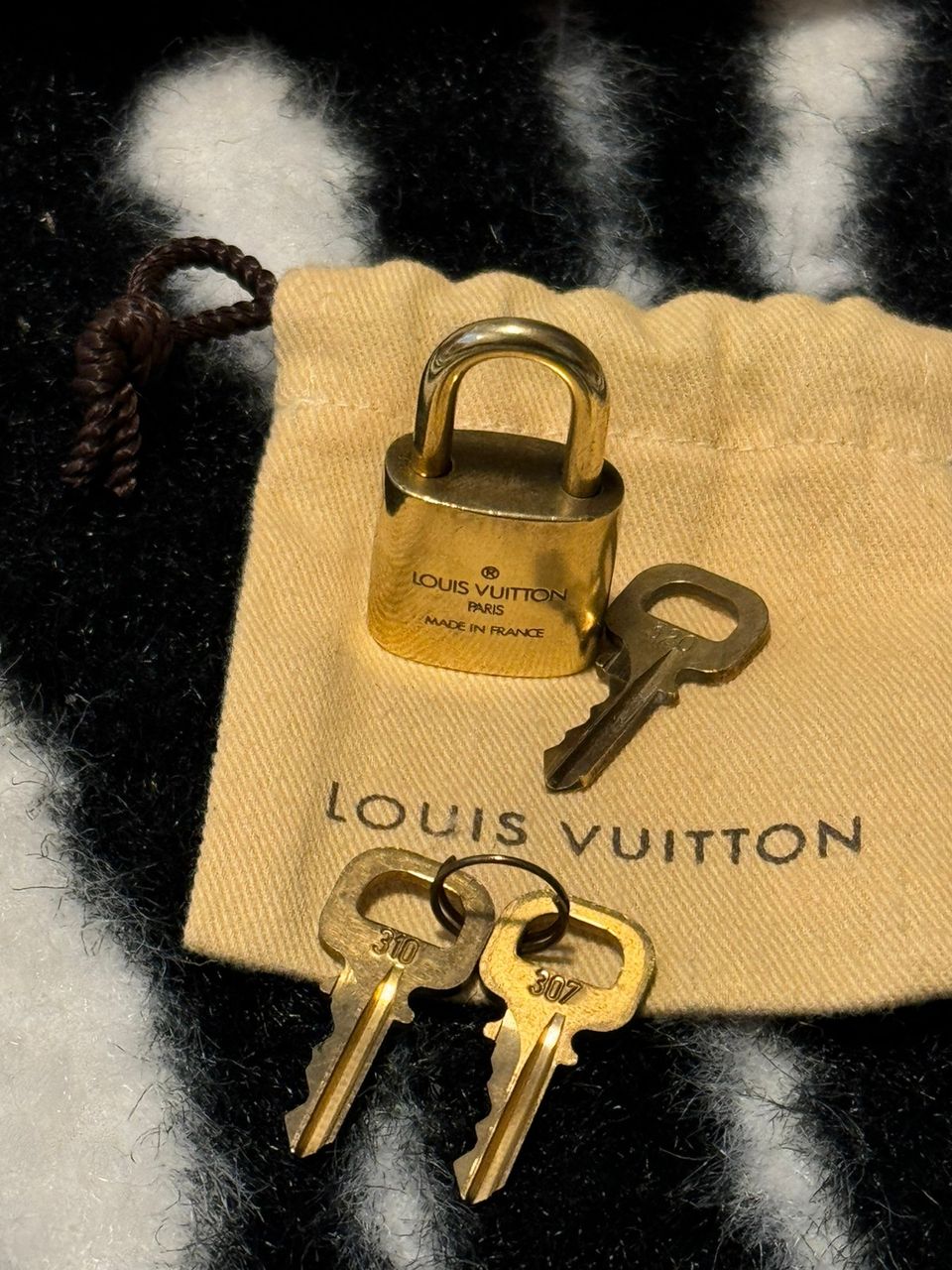 Louis Vuitton lukko ja avaimia