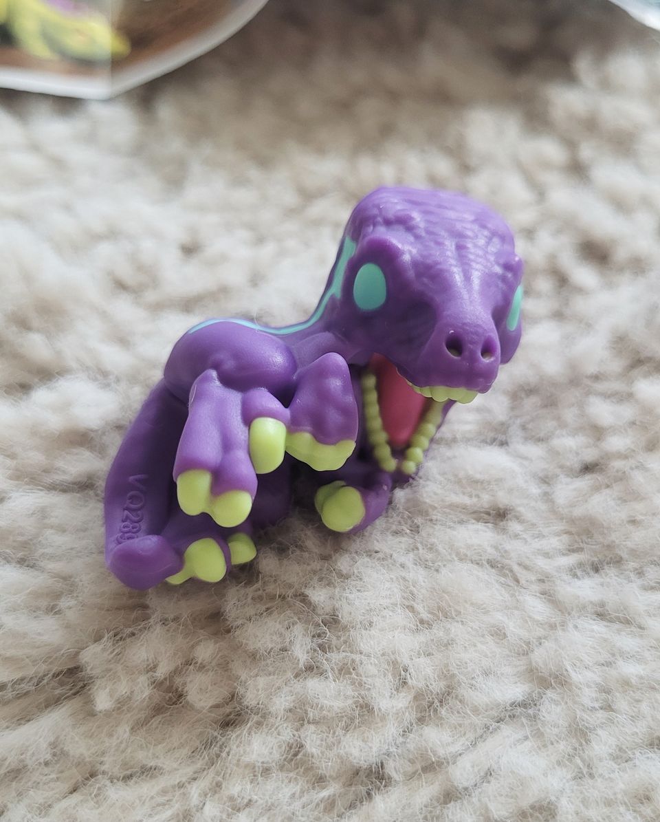 Kinder Joy Velociraptor