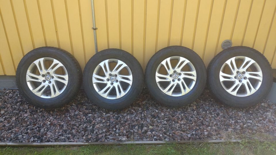 Kitkarenkaat 235/65R17 108R XL + aluvanteet