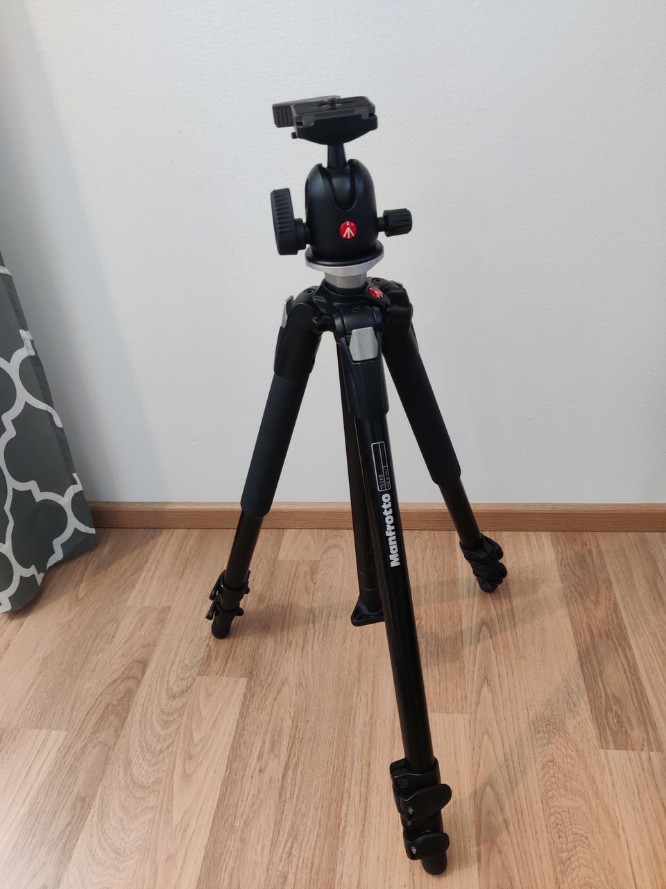 Manfrotto 190xb jalusta ja 496rc2 kuulapää