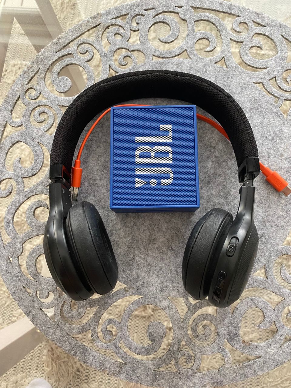 Jbl kaiutin ja kuulokkeet