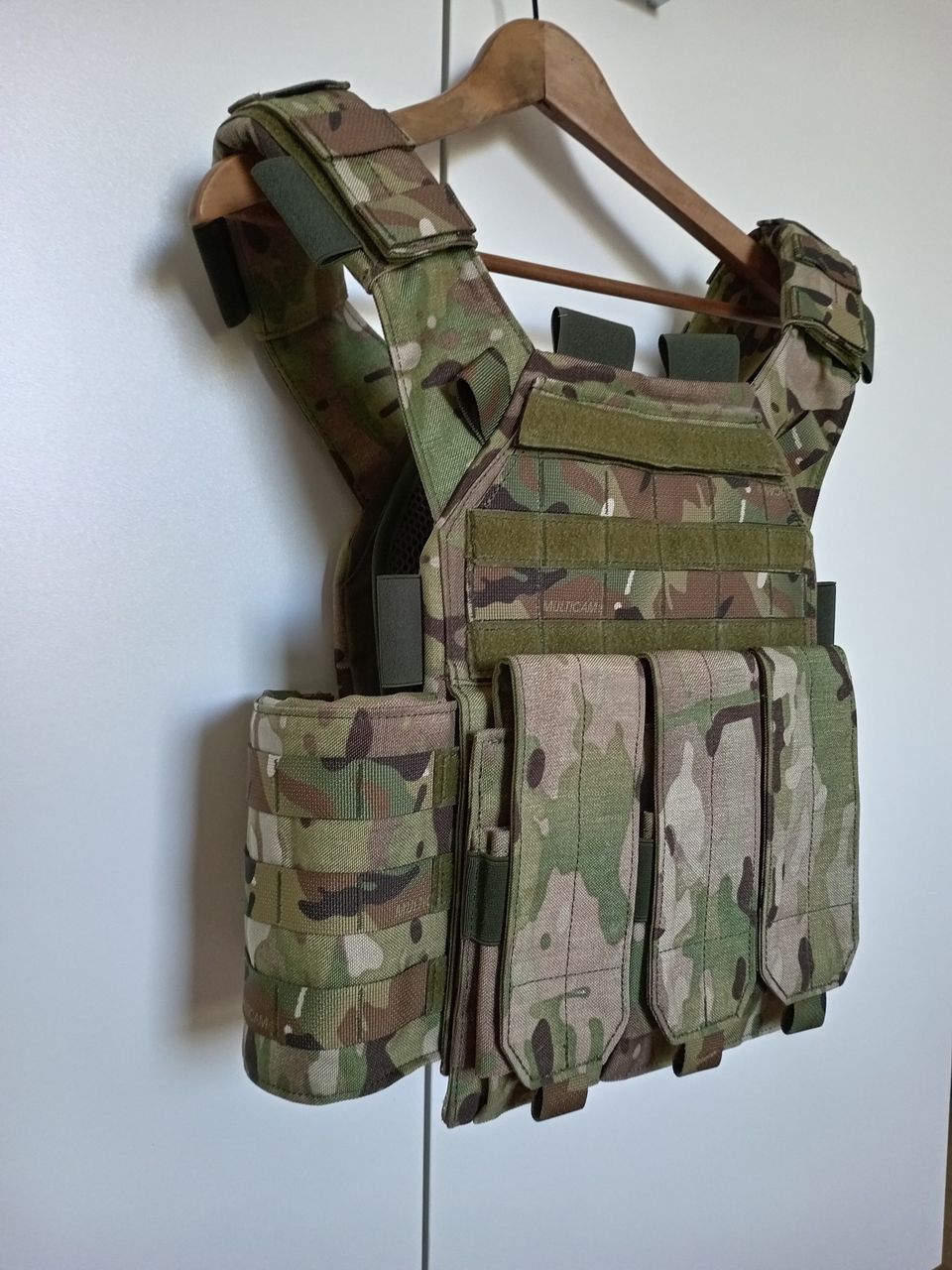 PV:n M17 plate carrier paranneltu siviiliversio M24 PC