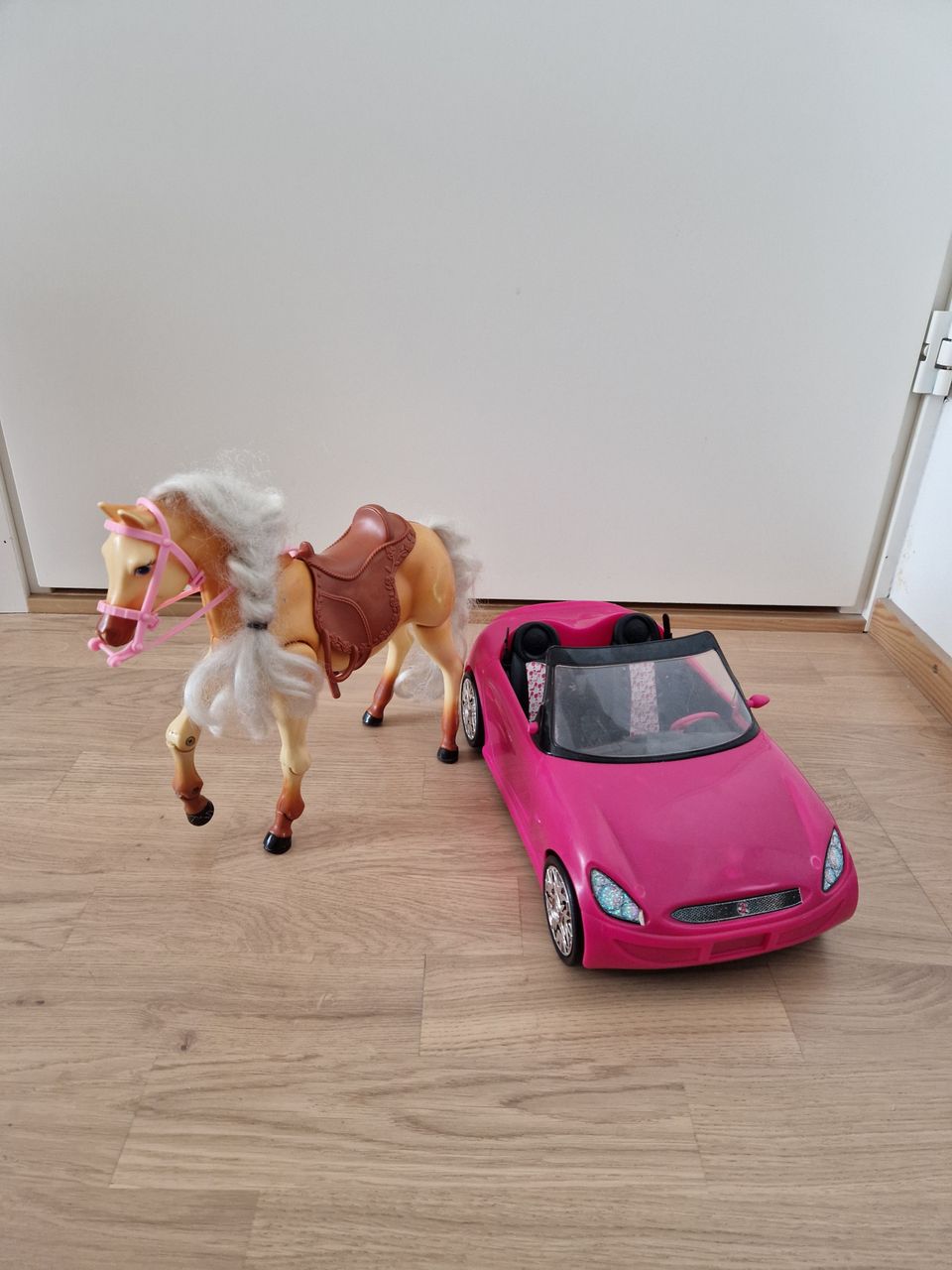 Barbie hevonen ja auto