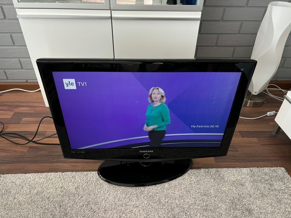 Samsung televisio 32’ kaukosäätimellä