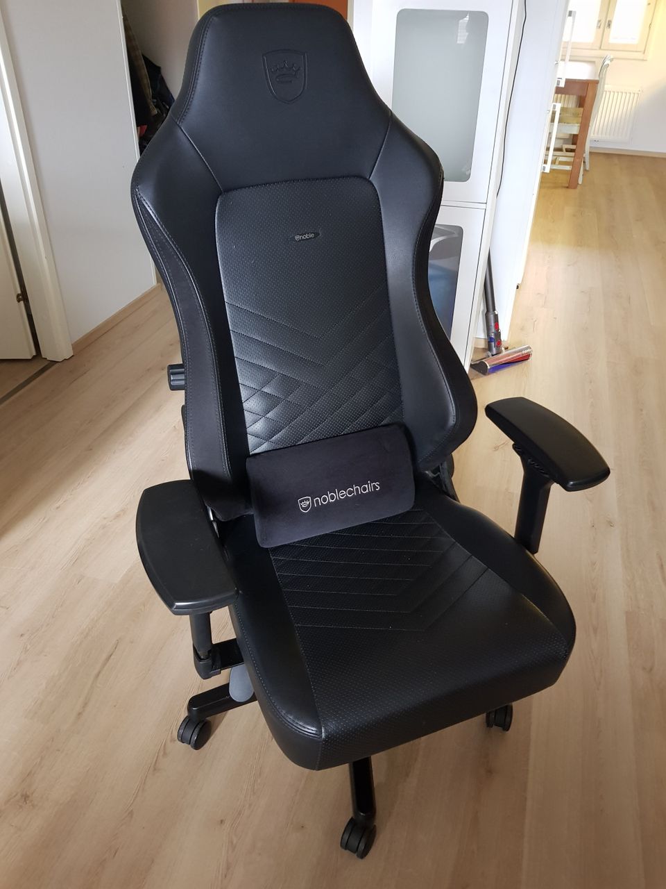 Noblechairs Hero pelituoli