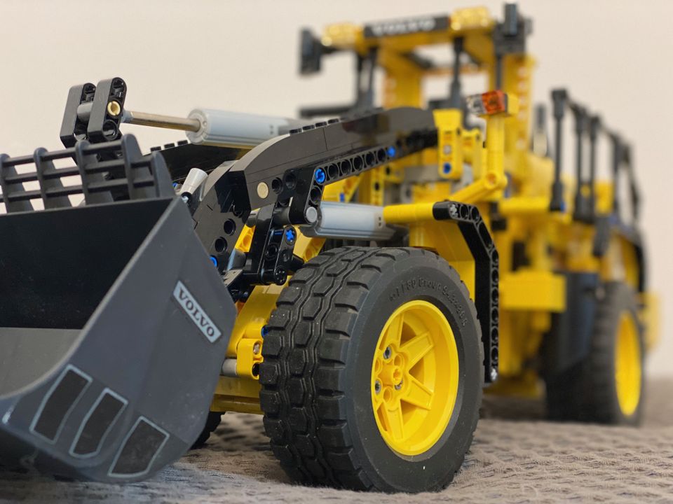 LEGO Technic 42030 VOLVO L350F Wheel Loader