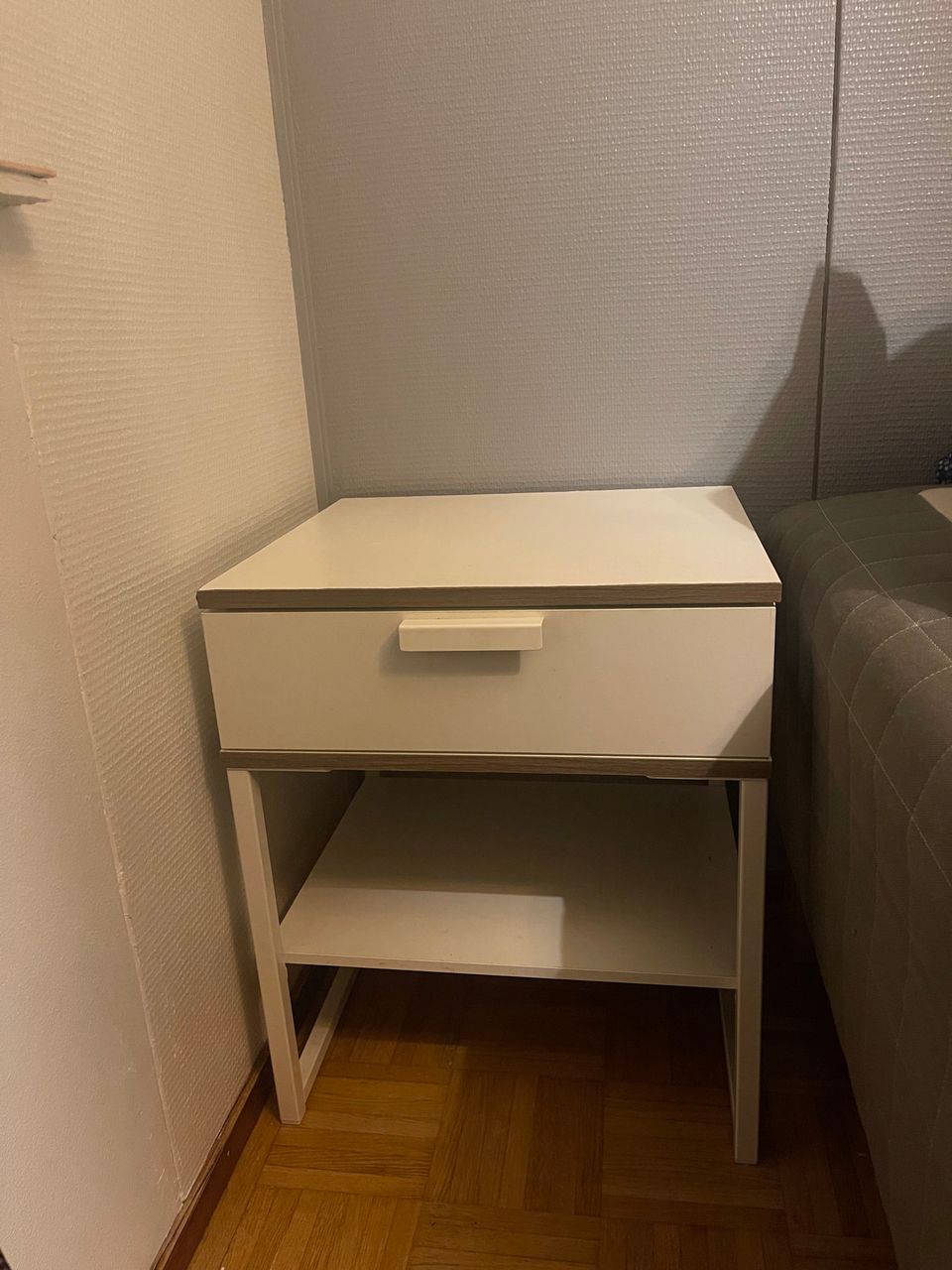 Ikea yöpöytä