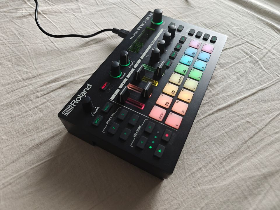 Roland MC-101 Groovebox