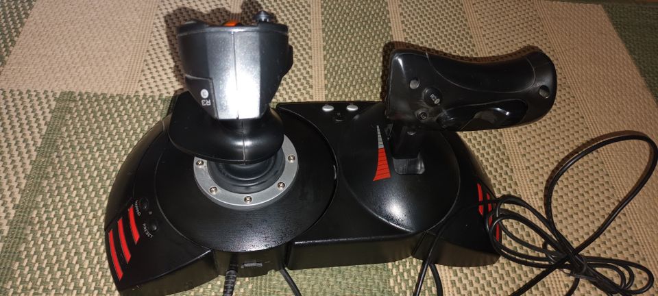 Thrustmaster Flight Hotas ohjain (Ps3 ja PC)