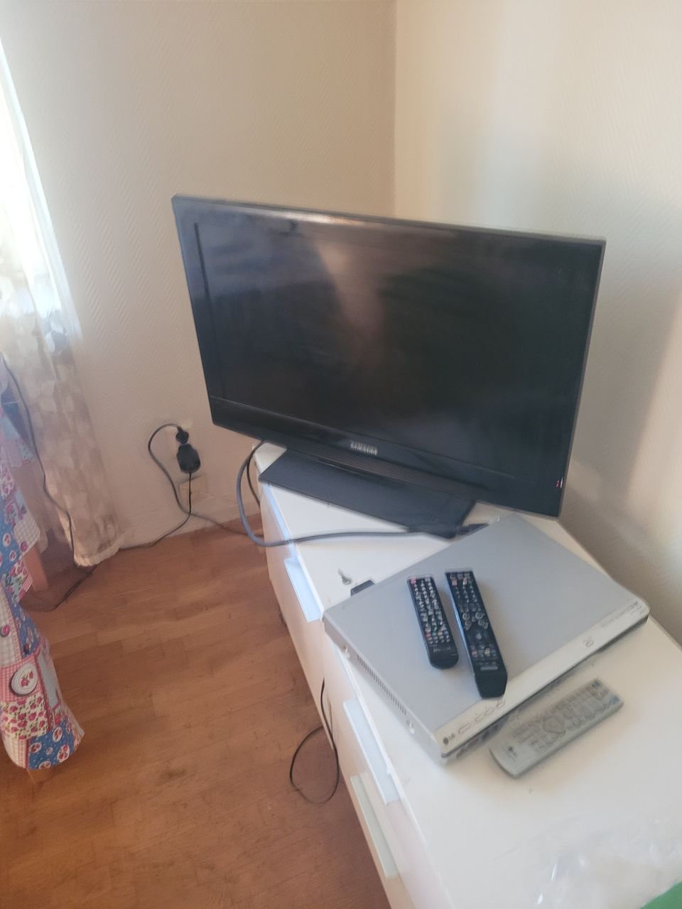 Samsung TV 32 tuumaa ja 2 ohjainta