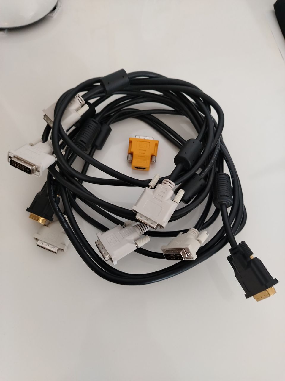 DVI Kaapeleita 4kpl+DVI-HDMI adapteri