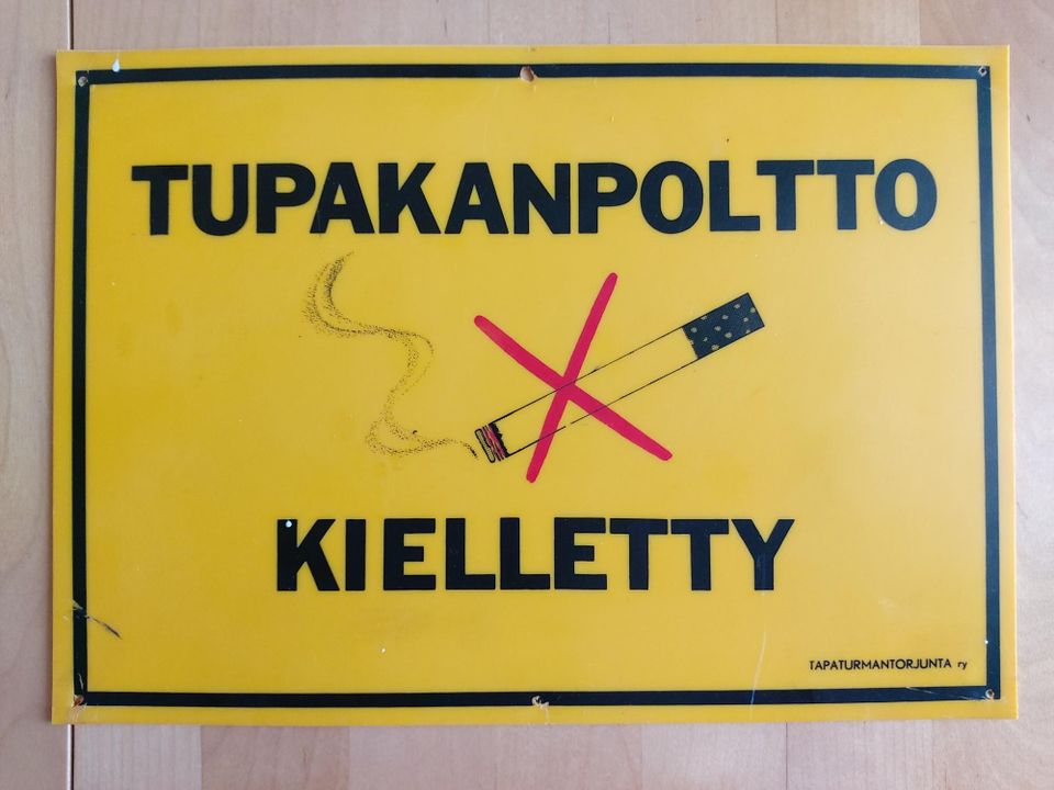 Tupakanpoltto kielletty -kyltti