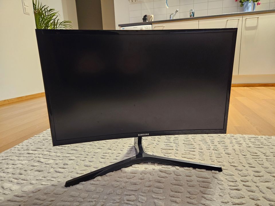 Samsung kaareva 24" 144hz pelinäyttö