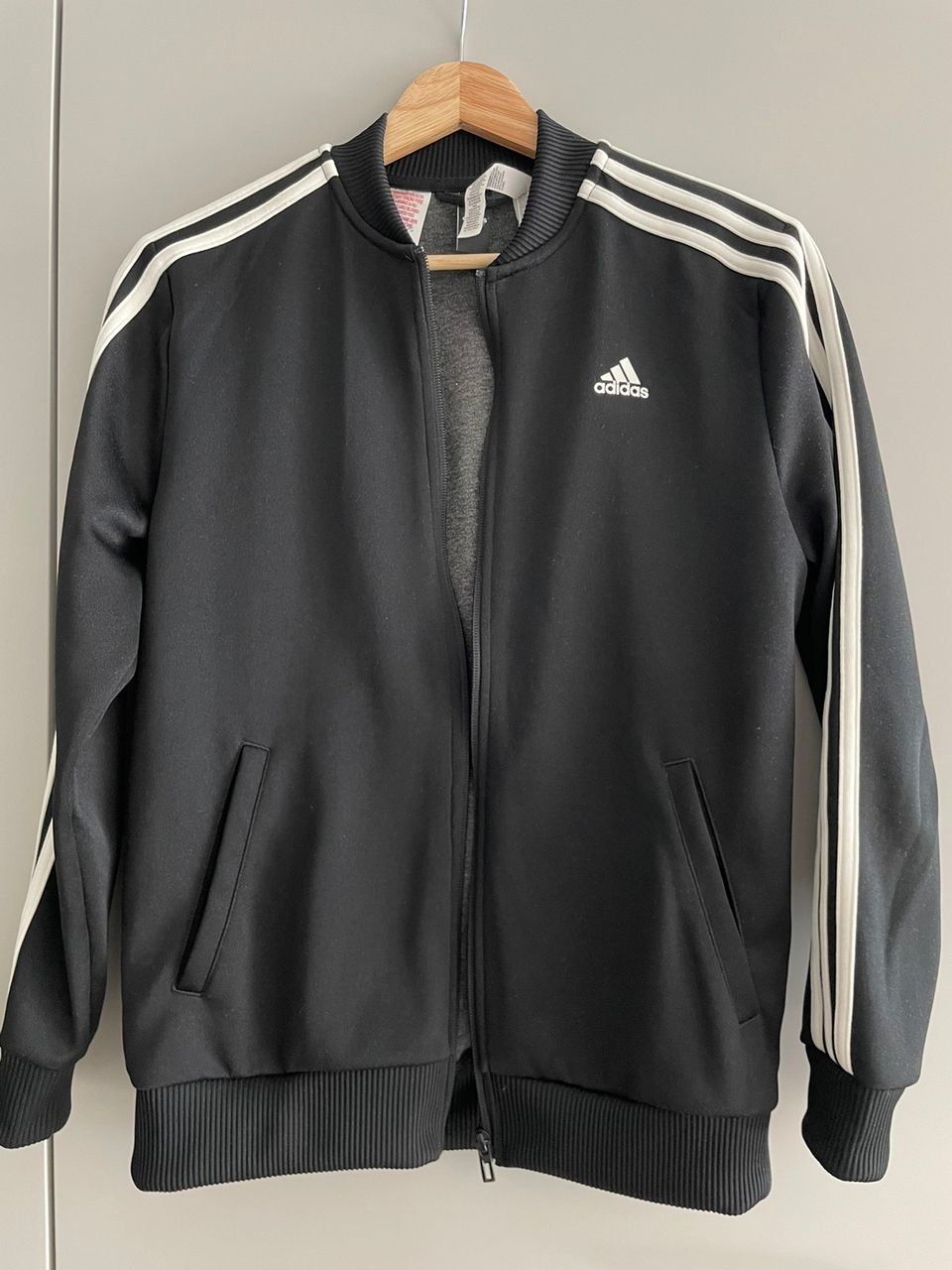 Adidas musta verkkatakki