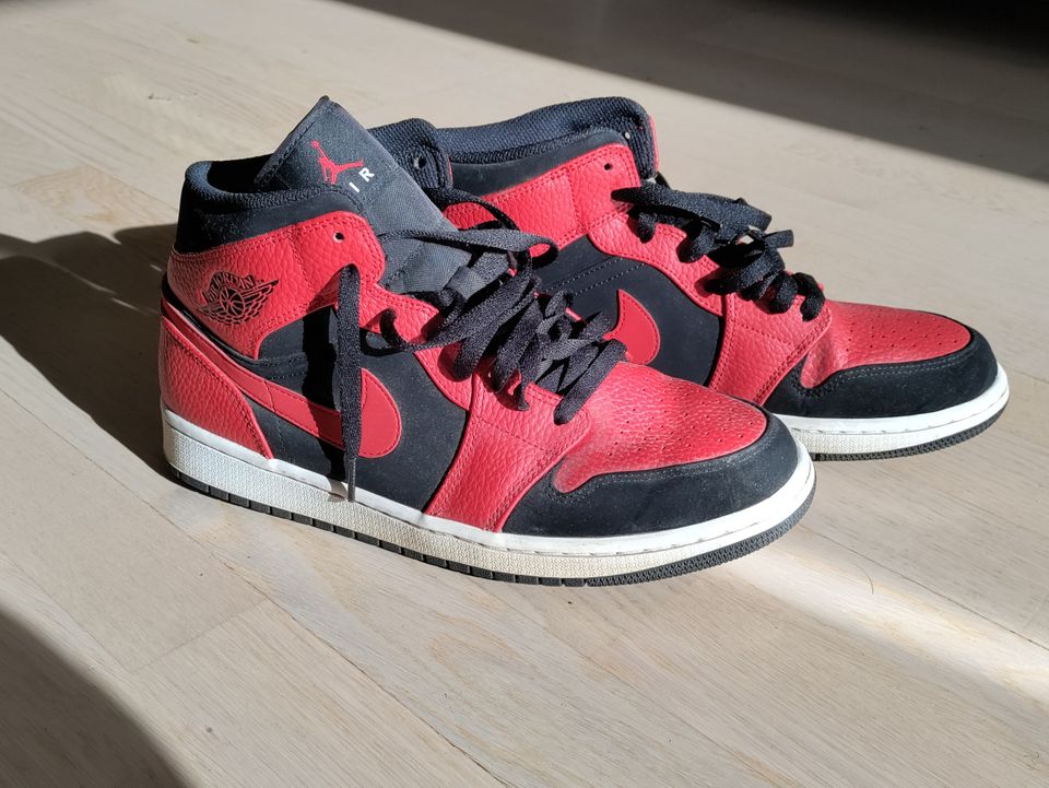 Air Jordan 1 Mid Reds