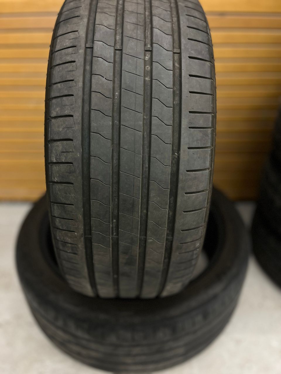 Kesärenkaat: 275/40R20