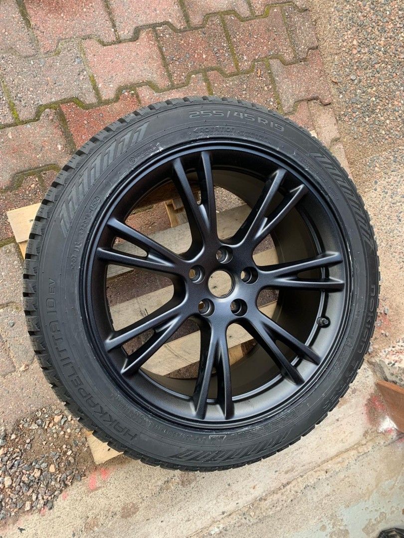 Tesla Model Y alk.per. 19" Gemini-vanteet & Nokian nastat (4 kpl)