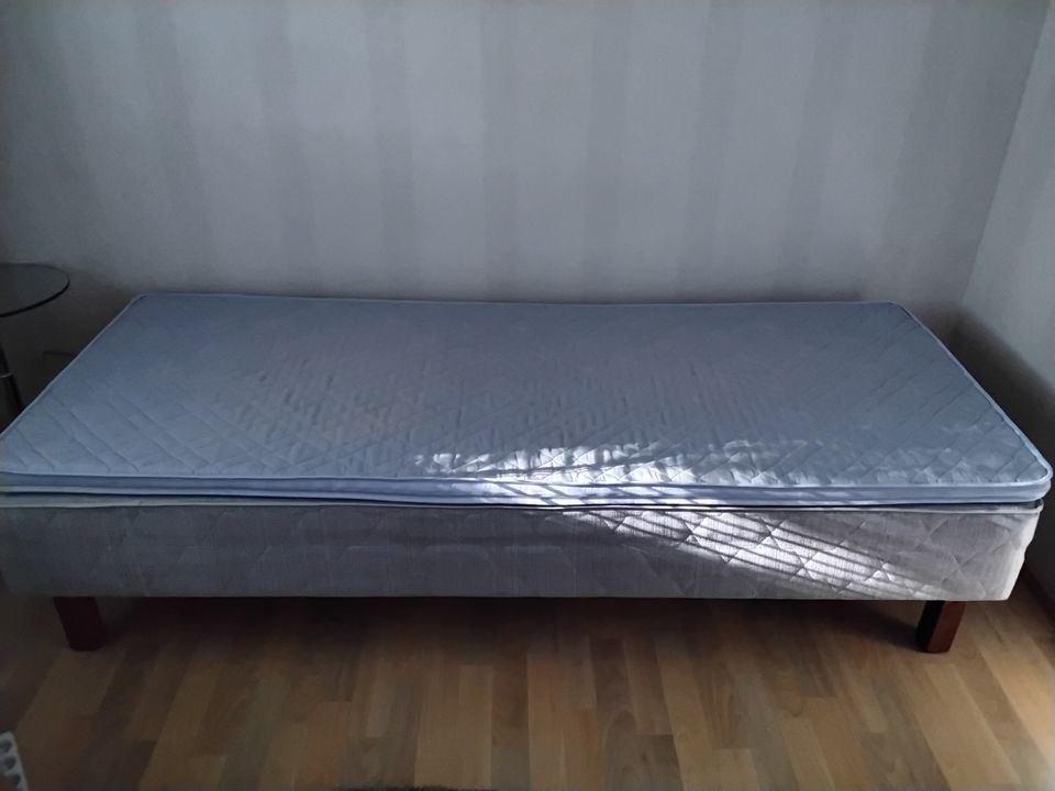 80x200 cm runkopatja, 5 cm petauspatja ja puu jalat