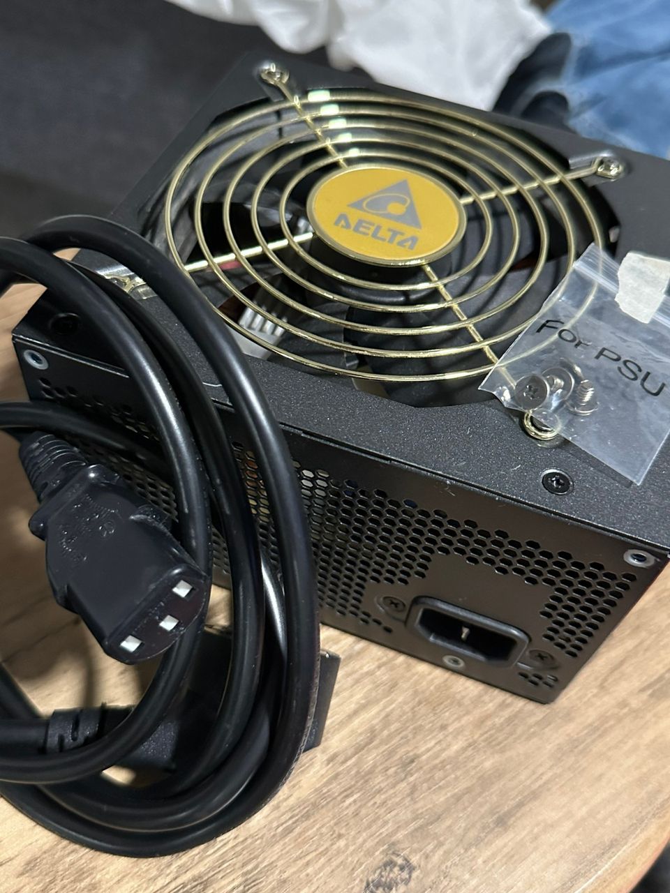 Delta 550W PSU/virtalähde/poweri